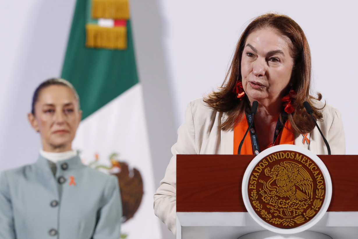 La representante de ONU Mujeres en México, Moni Pizani, habla durante una rueda de prensa este lunes, en Palacio Nacional en Ciudad de México (México). (Foto de Mario Guzmán de la agencia EFE)