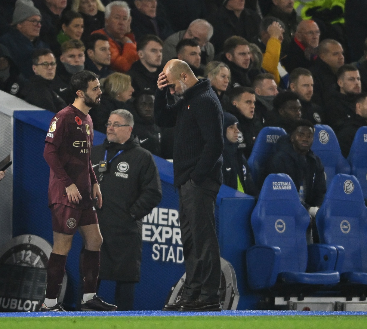 El entrenador del City Pep Guardiola (I) gesticula ante Bernardo Silva durante el partido de la Premier League que han jugado Brighton & Hove Albion y Manchester City, en Brighton, Reino Unido. (Foto de Daniel Hambury de la agencia EFE/EPA)