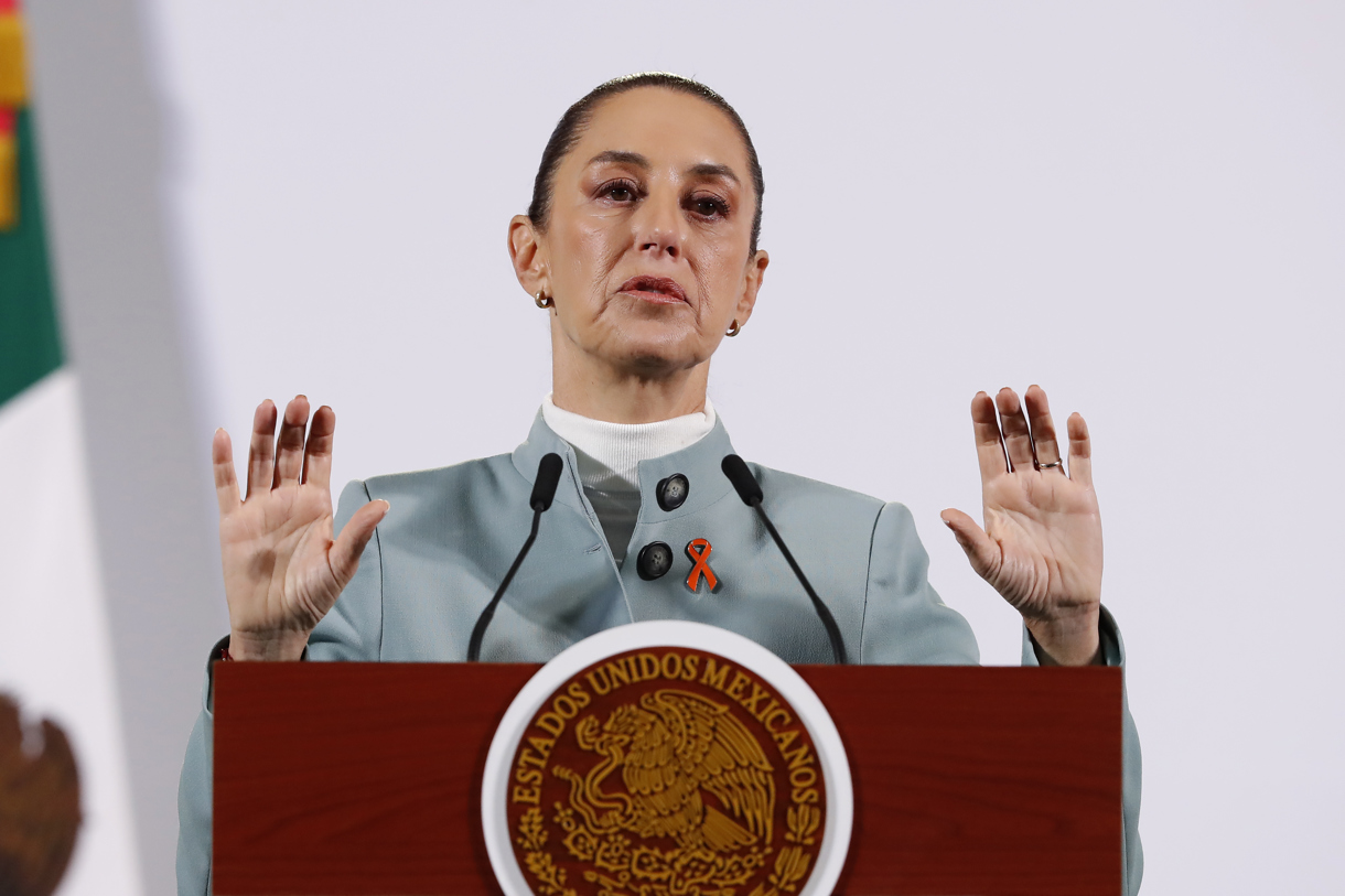 La presidenta de México, Claudia Sheinbaum, participa durante su rueda de prensa este lunes, en Palacio Nacional en Ciudad de México (México). (Foto de Mario Guzmán de la agencia EFE)