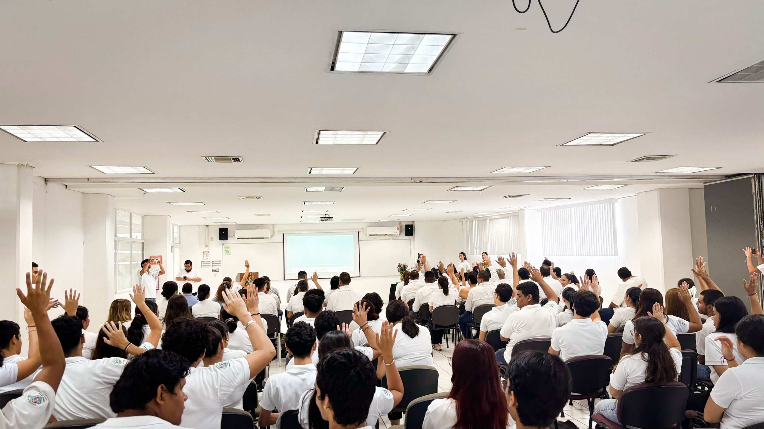 La ceremonia de los dos informes de labores contó con la presencia de la delegada universitaria en Manzanillo, Ana María Gallardo Vázquez, en representación del Rector Christian Jorge Torres Ortiz Zermeño. (Foto de la Dirección General de Prensa de la UdeC)