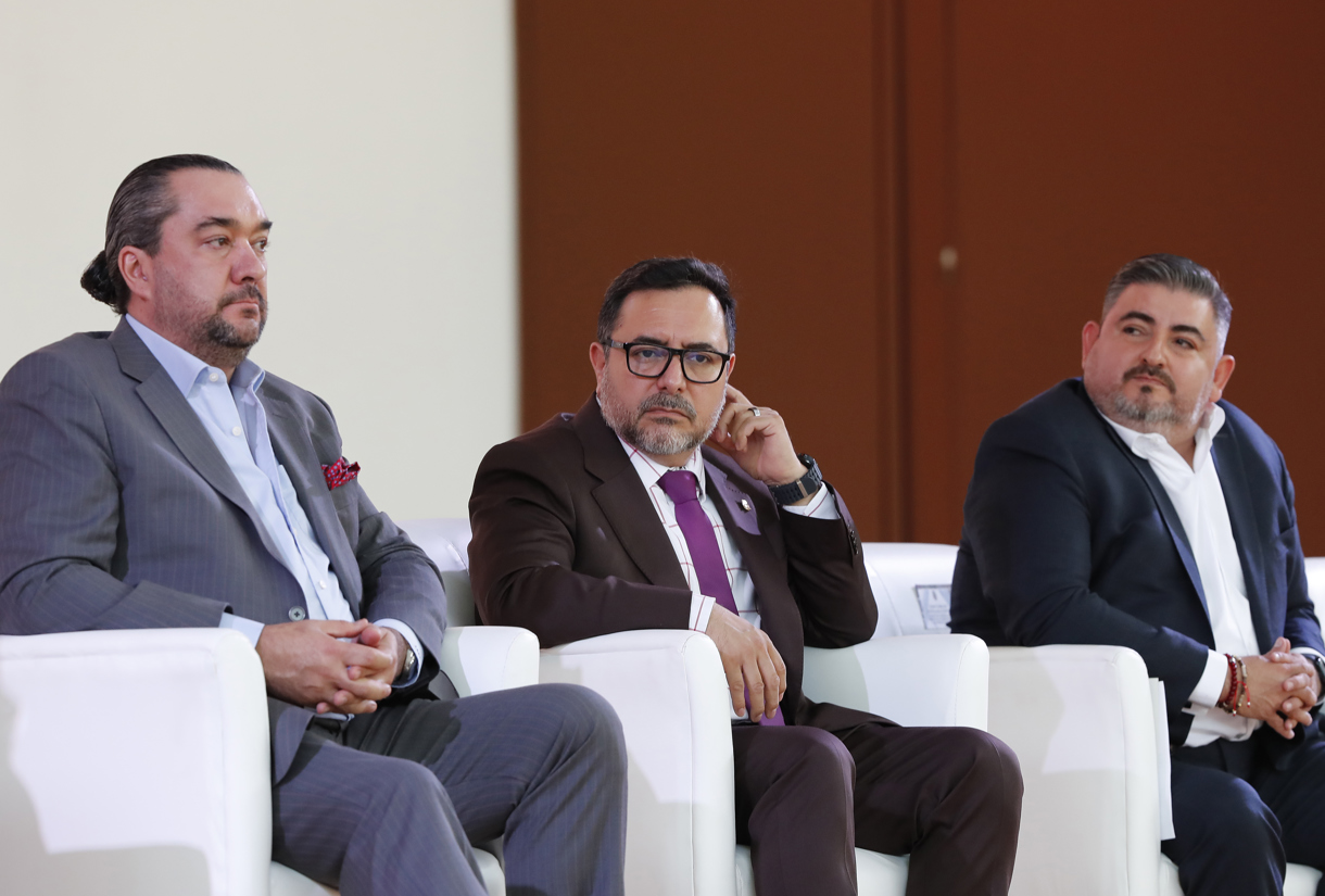 El presidente del Centro de Competitividad de México (CCMX), José Antonio Pérez Anton (i), acompañado del rector general del Instituto Politécnico Nacional (IPN), Arturo Reyes Sandoval (c) y el Director general del Centro de Competitividad de México (CCMX) del Consejo Mexicano de Negocios, Juan Carlos Ostolaza (d), participan este martes en una rueda de prensa en las Instalaciones del Instituto Politécnico Nacional (IPN), en la Ciudad de México (México). (Foto de Mario Guzmán de la agencia EFE)