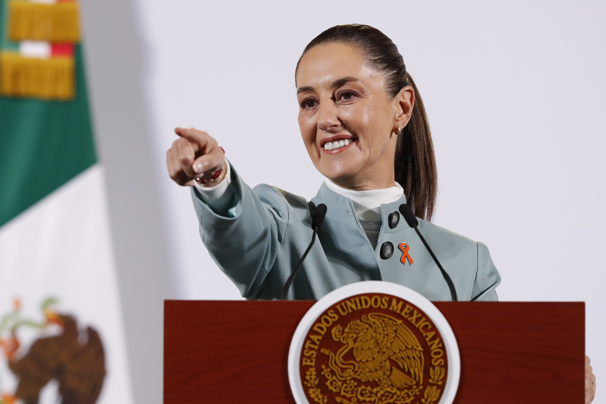 La presidenta de México, Claudia Sheinbaum, participa durante su rueda de prensa matutina este lunes, en Palacio Nacional en Ciudad de México (México). (Foto de Mario Guzmán de la agencia EFE)