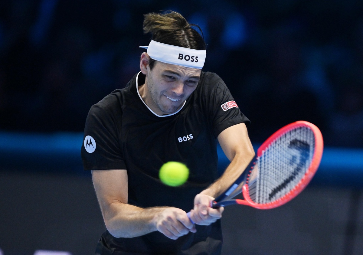 El tenista estadounidense Taylor Fritz devuelve la bola al ruso Daniil Medvedev durante el primer partido de la ATP Finals 2024 en Turín. (Foto de Alessandro Di Marco de la agencia EFE/EPA)