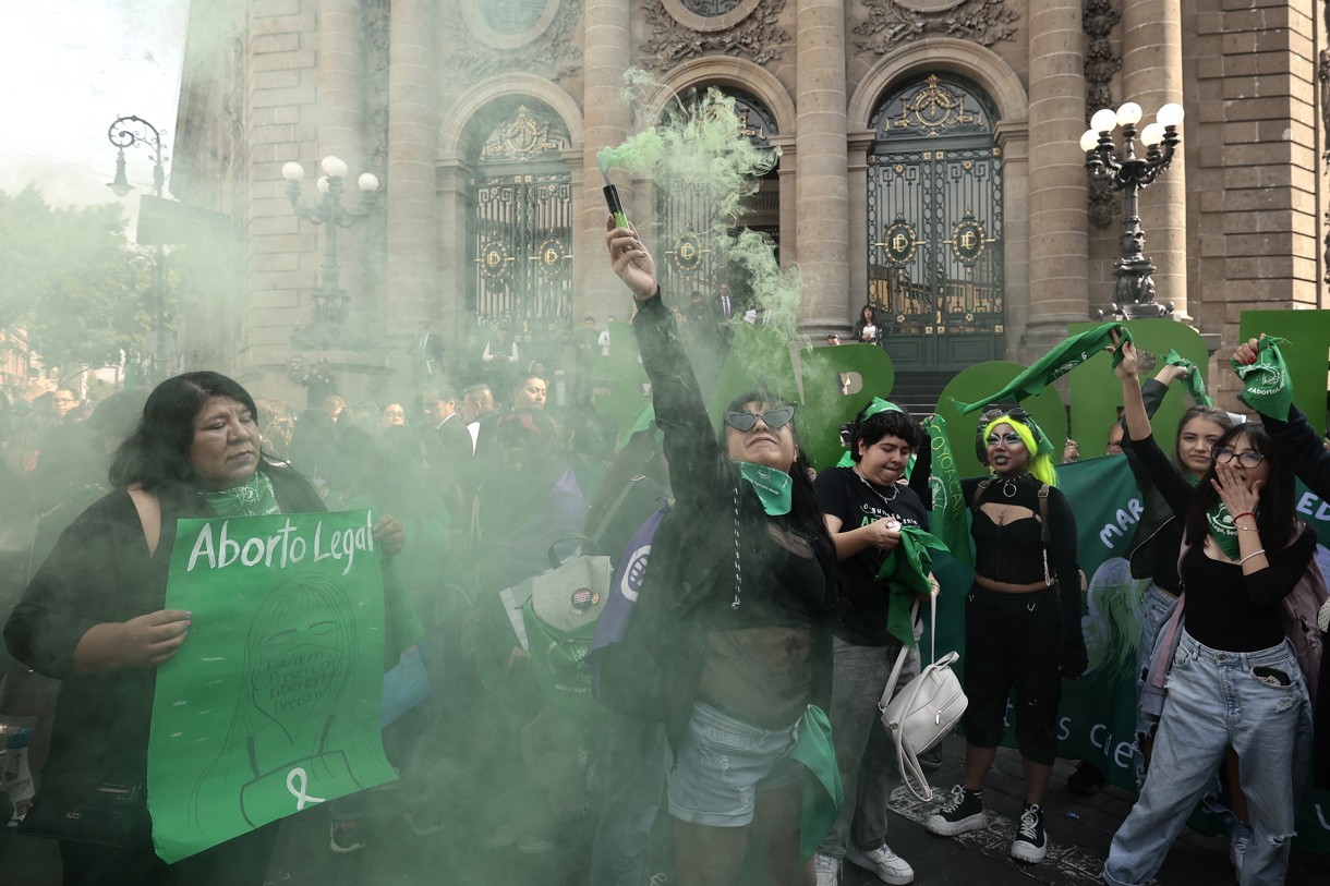 Integrantes de organizaciones proaborto se manifiestan para exigir la eliminación del aborto del Código Penal, en la Ciudad de México (México). (Foto de archivo de José Méndez de la agencia EFE)