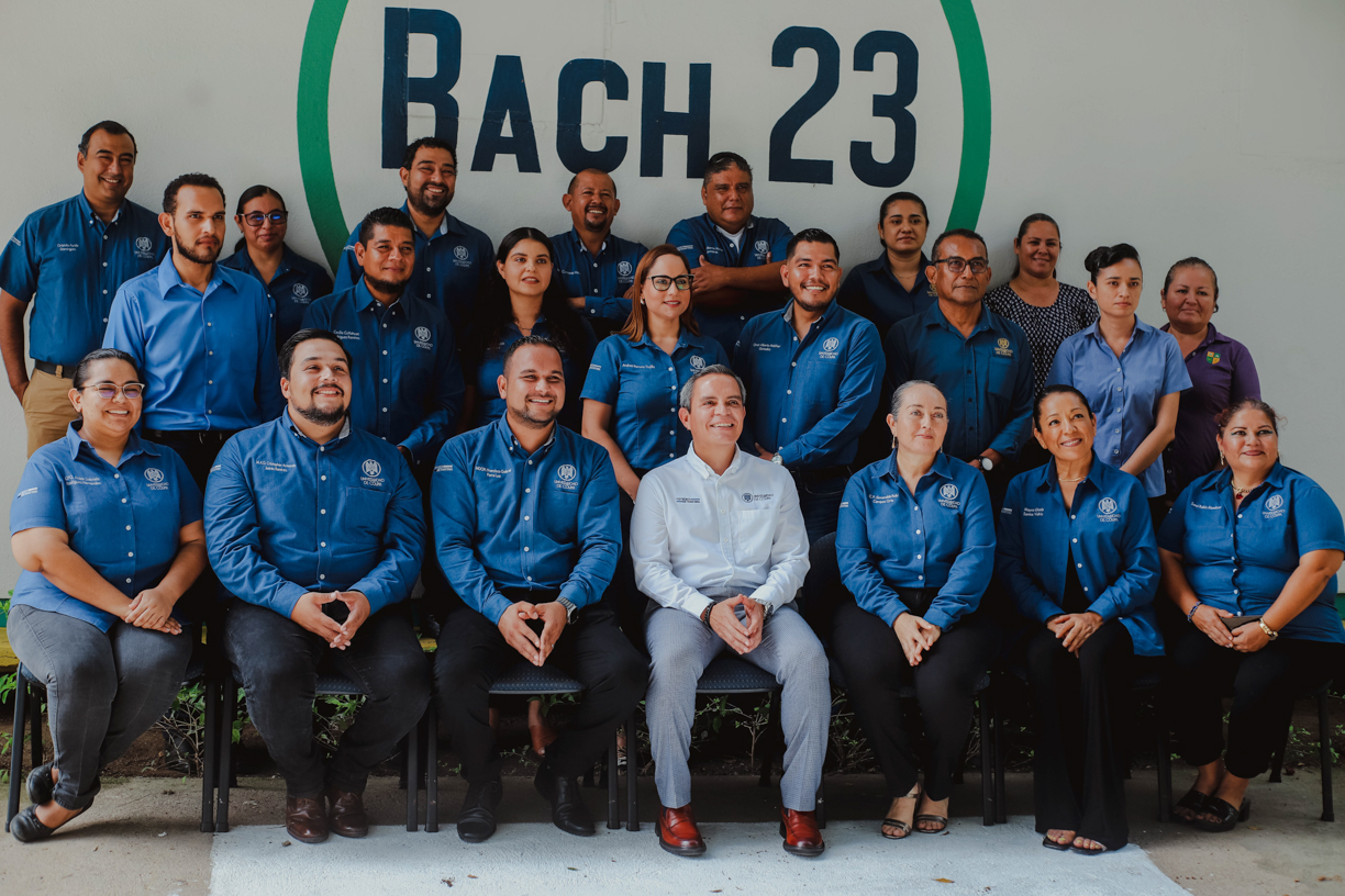 El equipo del Bachillerato 23 con el Rector en una foto de la Dirección General de Prensa de la UdeC.