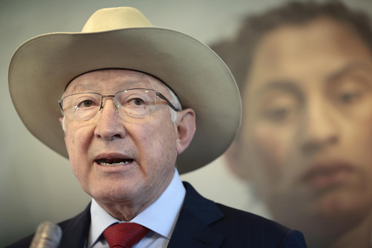 El embajador de Estados Unidos en México, Ken Salazar, habla este martes durante una rueda de prensa en la Ciudad de México (México). (Foto de José Méndez de la agencia EFE)