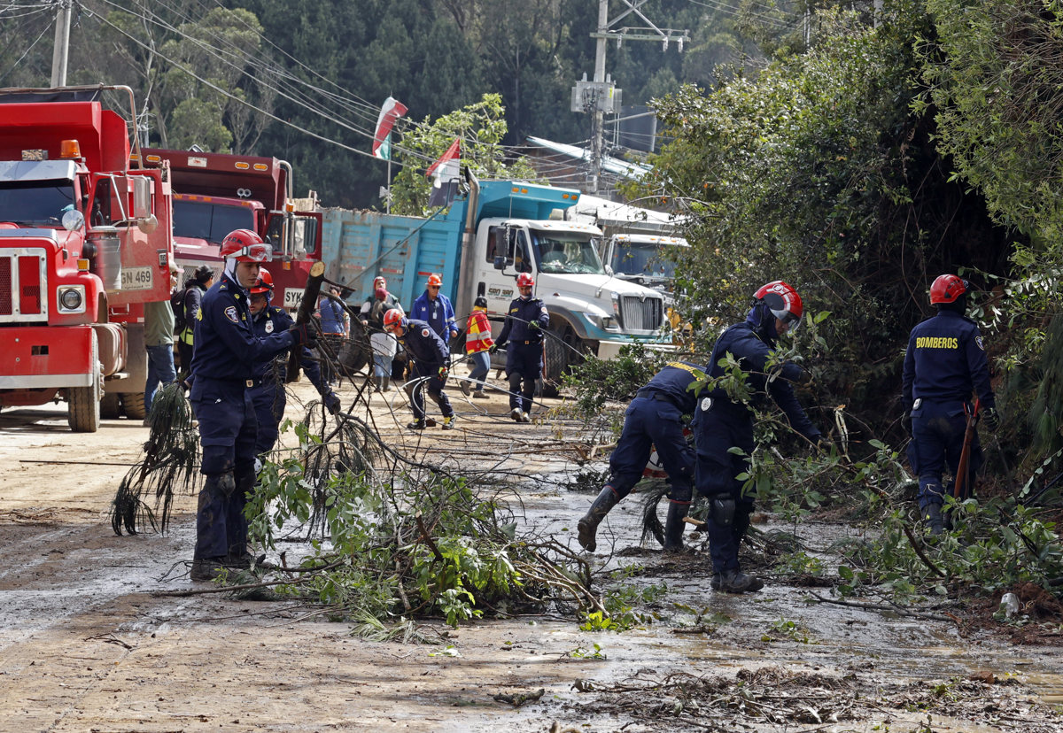 Fotografía de archivo de trabajadores que recogen escombros tras afectaciones por la temporada de lluvias en Colombia. (Foto de Mauricio Dueñas Castañeda de la agencia EFE)