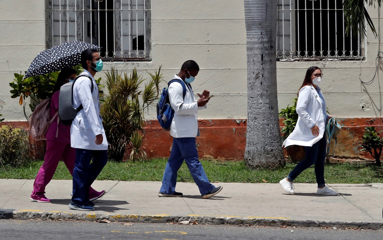 Fotografía de archivo de varios trabajadores de la salud mientras caminan por una calle en La Habana (Cuba). (Foto de Ernesto Mastrascusa de la agencia EFE)