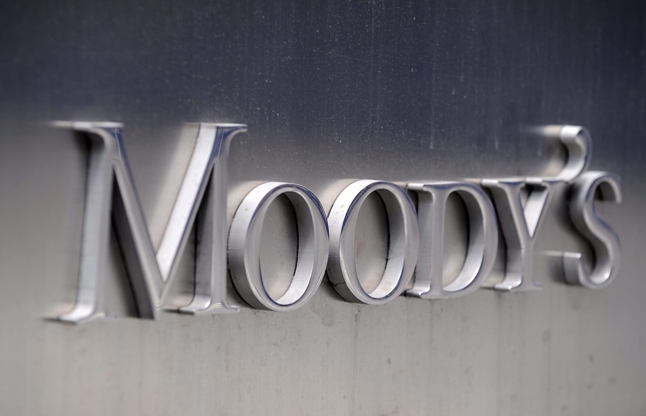 Fotografía de archivo del logo corporativo de Moody's, en la sede de la Agencia, en Nueva York (Estados Unidos). (Foto de Andrew Gombert de la agencia EFE)