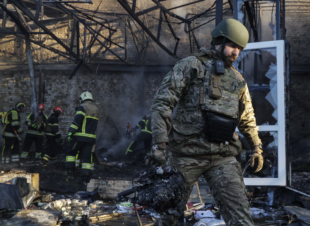 Un experto ucraniano transporta los restos de un dron caídos en un almacén tras un ataque ruso en una zona residencial en Kiev, el 7 de noviembre de 2024. (Foto de Sergey Dolzhenko de la agencia EFE/EPA)