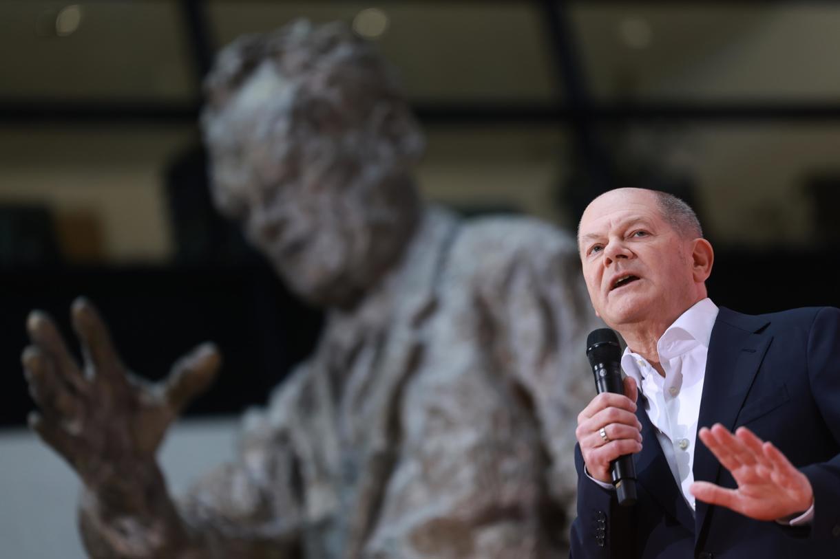 El canciller alemán Olaf Scholz gesticula durante una conferencia de prensa en la sede de los Socialdemócratas, Willy-Brandt-Haus, en Berlín, Alemania, el 25 de noviembre de 2024. (Foto de Clemens Bilan de la agencia EFE/EPA)