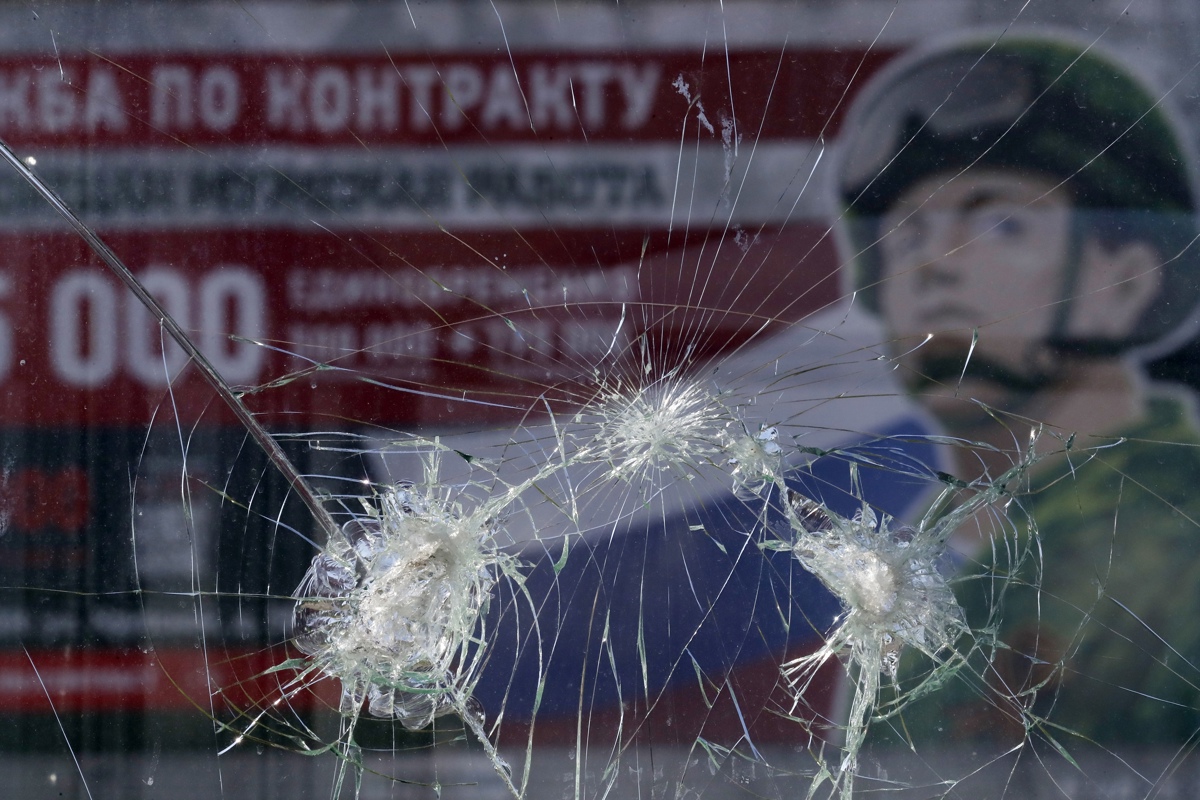 Una valla publicitaria que representa a un soldado, con el lema “Servicio de contrato. El trabajo de un hombre real”, en San Petersburgo, Rusia, el 2 de junio de 2023. (Foto de Anatoly Maltsev de la agencia EFE/EPA)