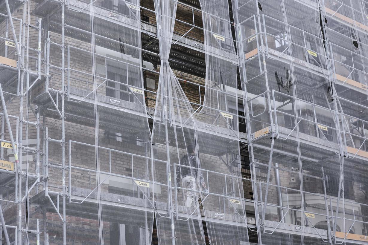 Un obrero en los andamios de Paris Habitat, para la restauración de un edificio de protección social. (Foto de Teresa Suarez de la agencia EFE/EPA)