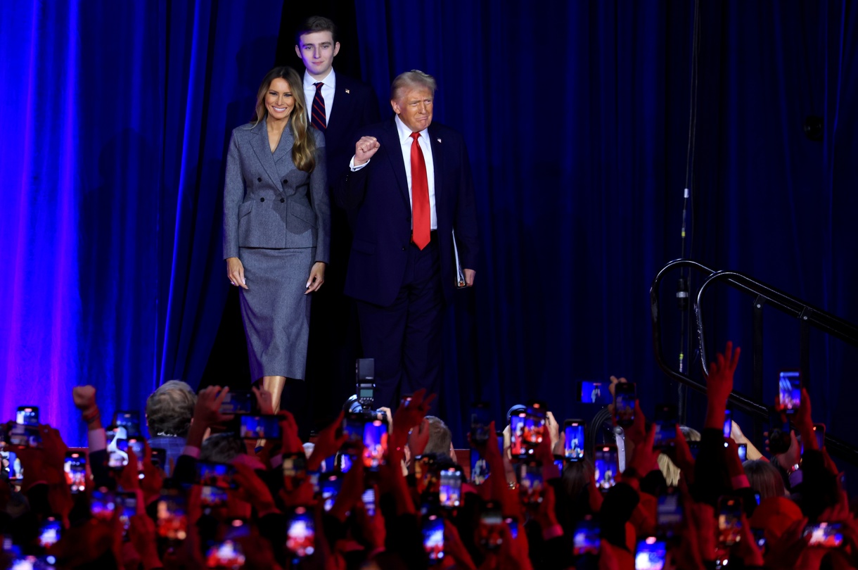 El expresidente de Estados Unidos Donald Trump se atribuye este martes una victoria frente a la vicepresidenta Kamala Harris. (Foto Cristóbal Herrera-Ulashkevich EFE/EPA)