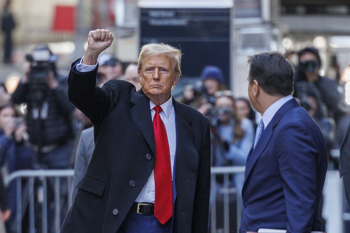 El presidente electo estadounidense, Donald Trump, levanta su puño después de una conferencia de prensa sobre su caso en un tribunal penal en Nueva York, el 25 de marzo de 2024. (Foto de Sarah Yenesel de la agencia EFE)