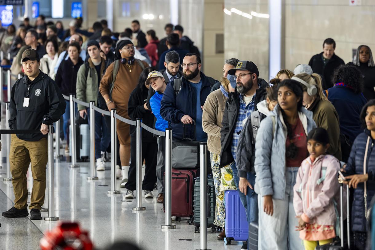 Pasajeros de aerolíneas esperan en fila para pasar por seguridad el día antes del Día de Acción de Gracias, tradicionalmente uno de los días de viaje más ocupados del año, en el Aeropuerto Nacional Ronald Reagan de Arlington, Virginia, EUA, 27 de noviembre de 2024. (Foto de Jim Lo Scalzo de la agencia EFE)