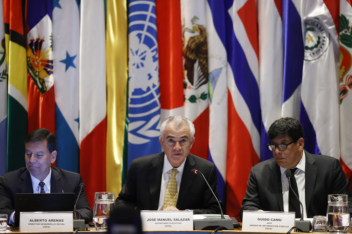 El Secretario Ejecutivo de la Comisión Económica para América Latina y el Caribe (Cepal), José Manuel Salazar-Xirinachs (c), participa durante la entrega del informe anual “Panorama social de América Latina y el Caribe 2024: desafíos de la protección social no contributiva para avanzar hacia el desarrollo social inclusivo”, este martes en Santiago (Chile). (Foto de Elvis González de la agencia EFE)