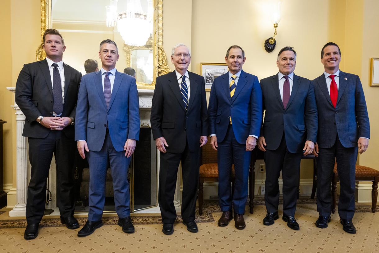 El líder de la minoría republicana en el Senado, Mitch McConnell (3-I), sostiene una sesión de fotos con 5 nuevos senadores republicanos electos (de izq. a der.) Tim Sheehy de Montana, Jim Banks de Indiana, John Curtis de Utah, David McCormick de Pensilvania y Bernie Moreno de Ohio, en la oficina de McConnell en el Capitolio de los EUA en Washington, DC, el 12 de noviembre de 2024. (Foto de Jim Lo Scalzo de la agencia EFE/EPA)