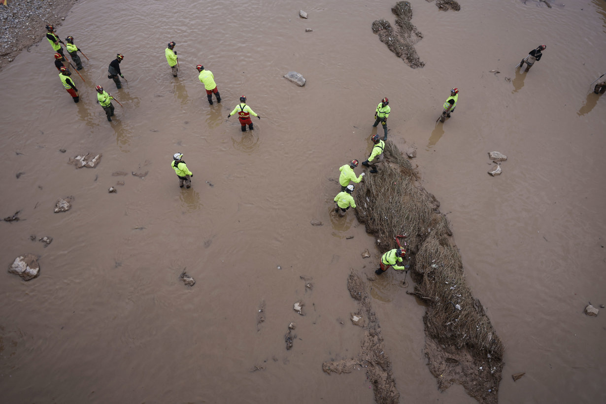 Miembros de la Unidad Militar de Emergencia UME realizan tareas de búsqueda en el barranco del Poyo, a la altura la localidad valenciana de Catarroja, este viernes. (Foto de Kai Försterling de la agencia EFE)