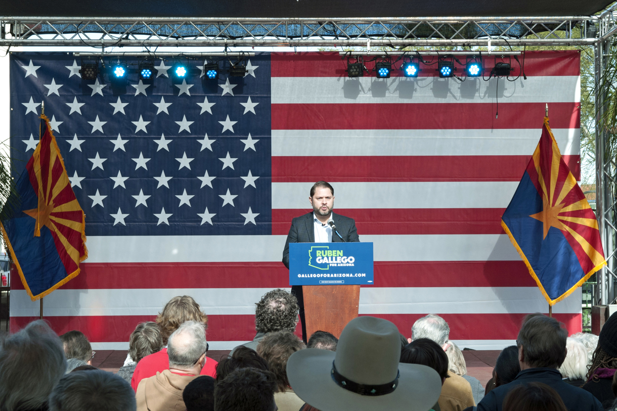 Fotografía de archivo del 28 de enero de 2023 del congresista Rubén Gallego hablando ante sus simpatizantes durante el lanzamiento oficial de su campaña como candidato al Senado de Arizonan en Arizona (Estados Unidos). (Foto de María León de la agencia EFE)