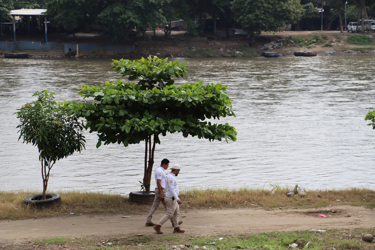 Fotografía de archivo de 2 personas que caminan junto al río Suchiateen en Suchiate (México). (Foto de Juan Manuel Blanco de la agencia EFE)