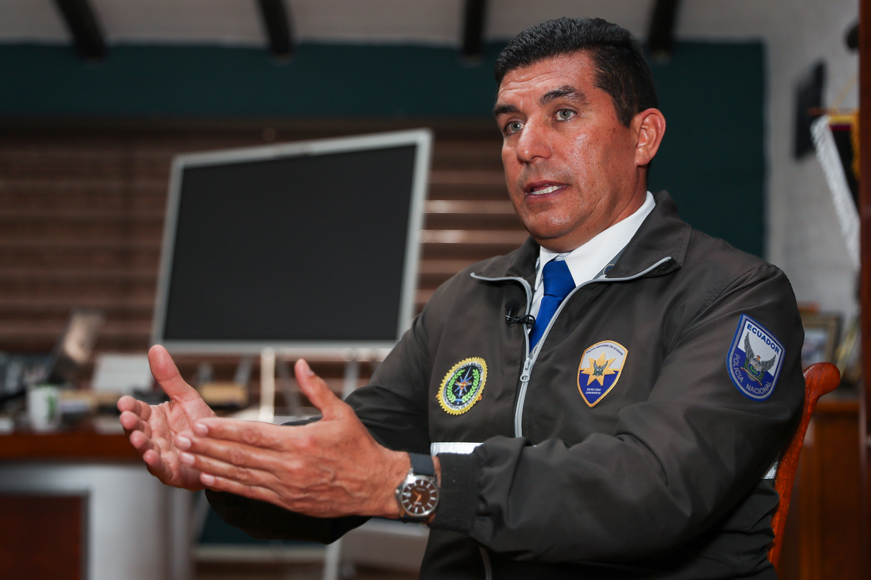 El coronel de la Policía de Estado Mayor y Director Nacional de Protección y Seguridad, Antonio Tricceri Jaramillo, habla en una entrevista con EFE este lunes, en Quito (Ecuador). (Foto de José Jácome de la agencia EFE)