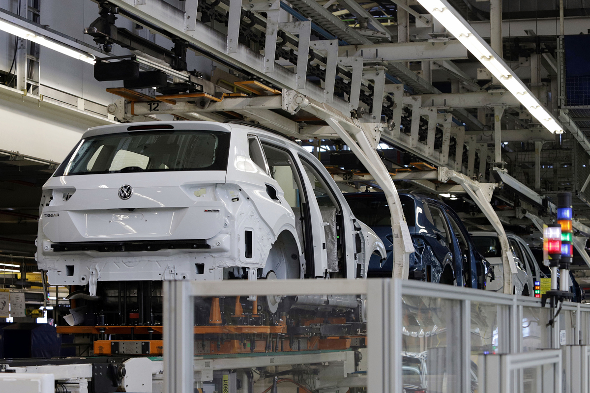 Fotografía de archivo de una línea de producción en una planta ensambladora de vehículos Volkswagen, en el estado de Puebla (México). (Foto de Hilda Ríos de la agencia EFE)