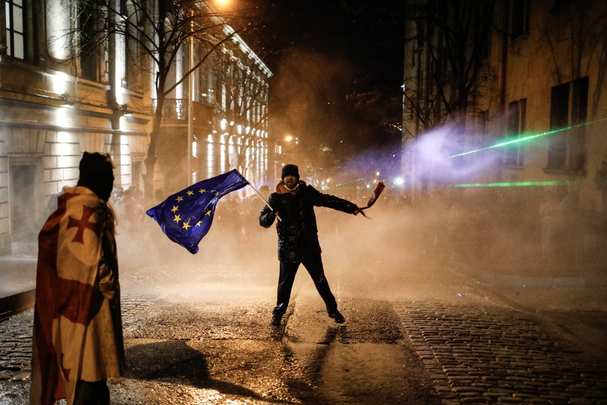 Un partidario de la oposición georgiana ondea una bandera europea durante una protesta frente al edificio del Parlamento en Tbilisi, Georgia, el 29 de noviembre de 2024. (Foto de David Mdzinarishvili de la agencia EFE/EPA)