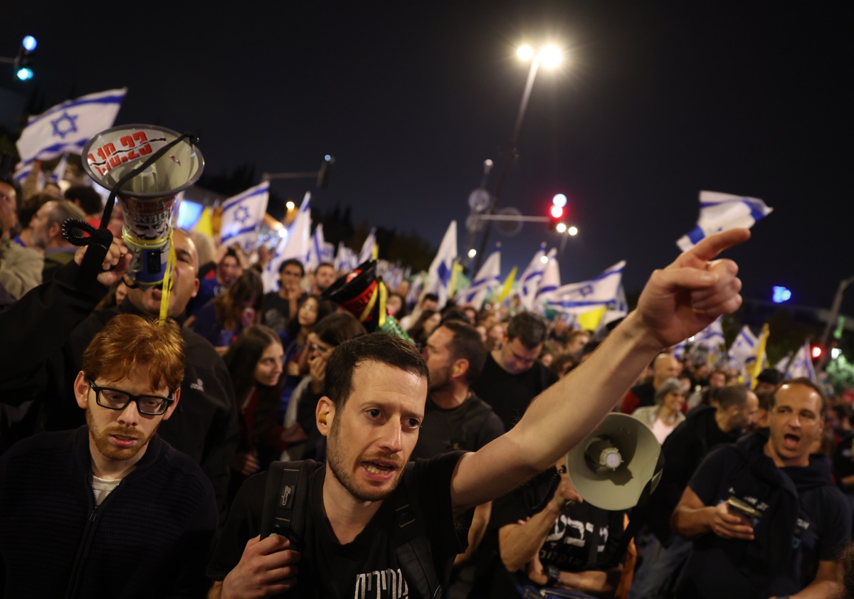 Manifestación ante el Tribuanl Supremo de Israel al día siguiente de la decisión del primer ministro israelí, Benjamín Netanyahu, de destituir a su ministro de Defensa, Yoav Gallant. (Foto de Vassil Donev de la agencia EFE/EPA)