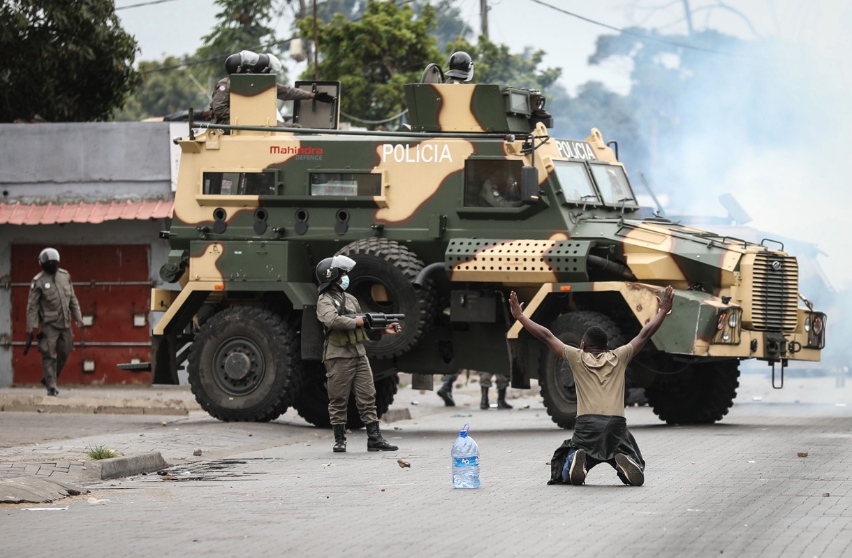 Un manifestante protesta durante una huelga convocada por el Partido Optimista para el Desarrollo de Mozambique (Podemos) en Maputo, Mozambique, 07 de noviembre de 2024. (Foto de Luisa Nhantumbo de la agencia EFE/EPA)