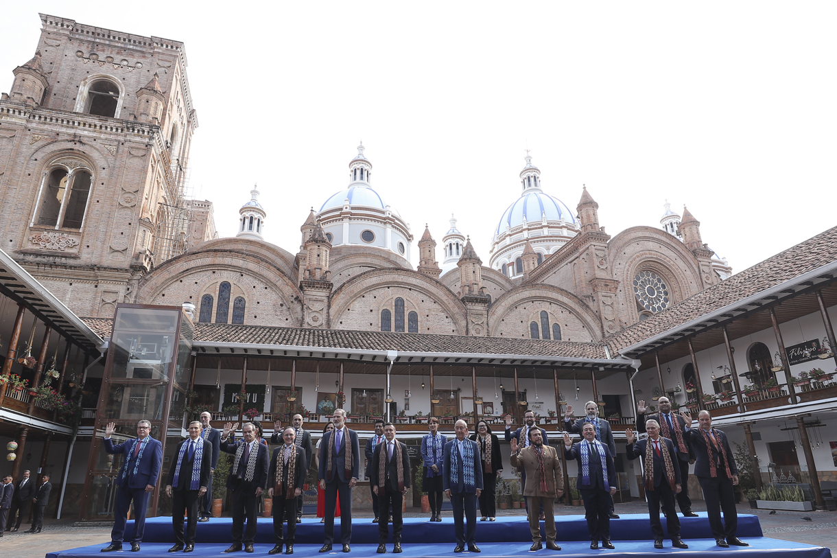 Los participantes en la XXIX Cumbre Iberoamericana de Jefes de Estado y de Gobierno posan para la foto de familia este viernes, en el museo Pumapungo en Cuenca (Ecuador). (Foto de José Jácome de la agencia EFE)