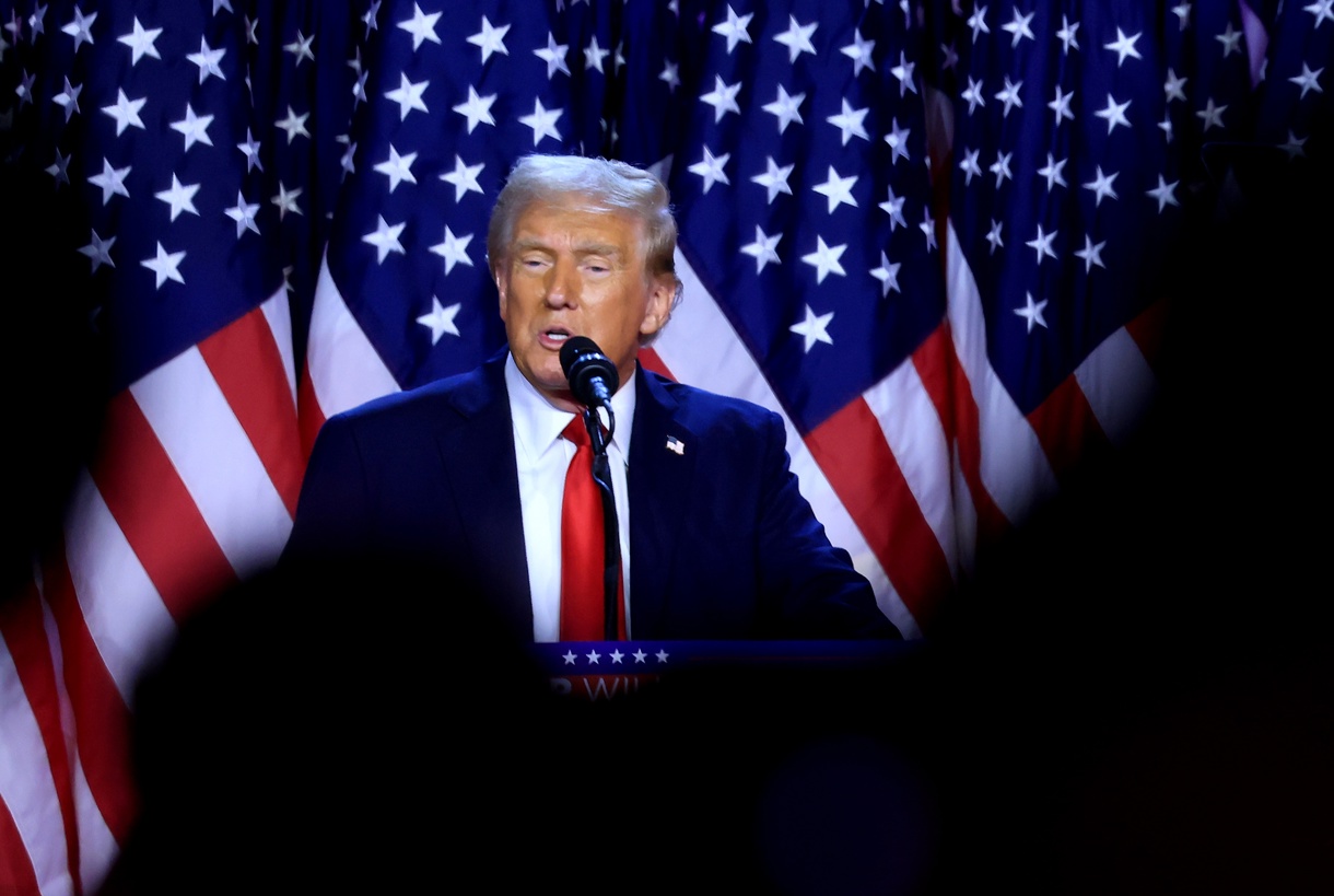 El candidato presidencial republicano Donald J. Trump se dirige a sus partidarios en la fiesta de observación de la noche de las elecciones en el Centro de Convenciones de West Palm Beach en West Palm Beach, Florida, EUA, el 6 de noviembre de 2024. (Foto de Cristobal Herrera-Ulashkevich de la agencia EFE/EPA)