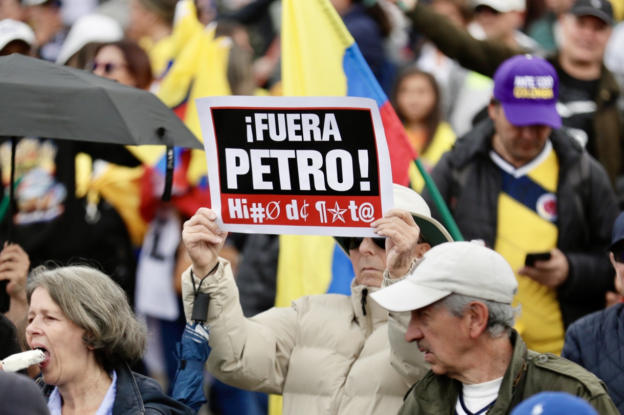 Fotografía del 23 de noviembre de 2024 en donde se ven manifestantes que llegan a la Plaza de Bolívar durante una jornada de protesta realizada contra el Gobierno del presidente de Colombia, Gustavo Petro, en Bogotá. (Foto de Carlos Ortega de la agencia EFE)