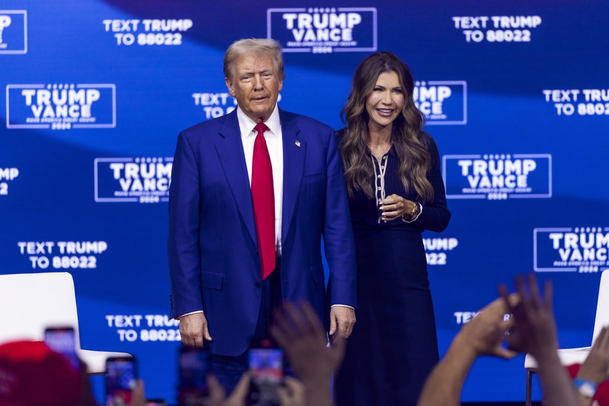 Fotografía de archivo del presidente electo de EUA, Donald Trump (izquierda), junto a la gobernadora de Dakota del Sur, Kristi Noem, durante una reunión de ayuntamiento en el Greater Philadelphia Expo Center & Fairgrounds en Oaks, Pennsylvania, Estados Unidos, el 14 de octubre de 2024. (Foto de Shawn Thew EFE/EPA)