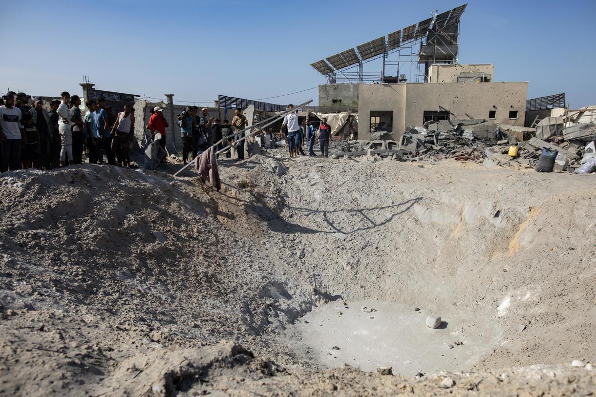 Palestinos observan los daños del bombardeo israelí contra un campamento en Yan Junis, en el sur de la Franja de Gaza, 13 de noviembre de 2024. (Foto de Haitham Imad de la agencia EFE/EPA)