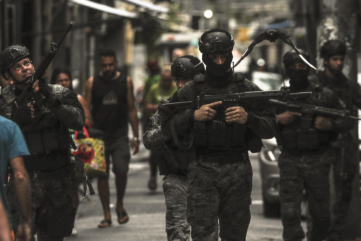 Fotografía de archivo del 9 de octubre de 2023 de policías que participan en un operativo contra las bandas criminales en la Favela de Maré, en la zona norte de la ciudad de Río de Janeiro (Brasil). (Foto de Antonio Lacerda de la agencia EFE)