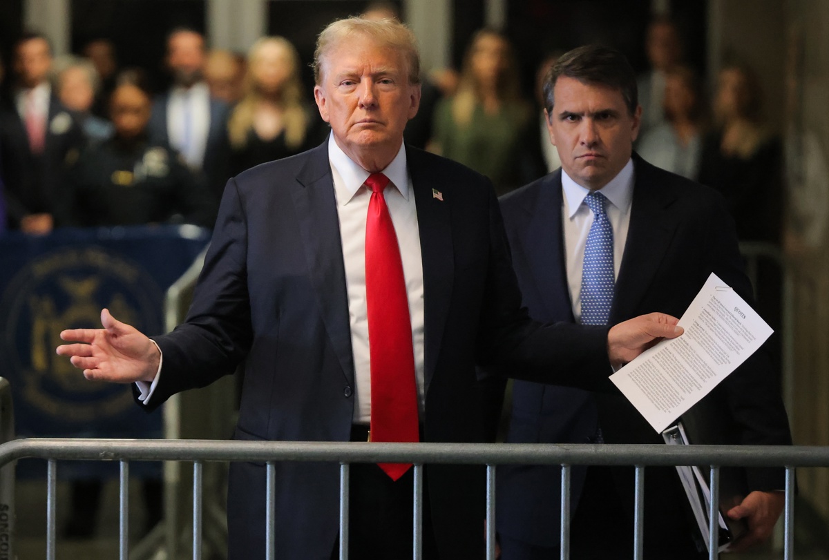 Fotografía de archivo del presidente electo de EUA, Donald Trump (L), cuando asistió a su juicio en la Corte Suprema del Estado de Nueva York, Estados Unidos. (Foto de Andrew Kelly de la agencia EFE/EPA/Pool)