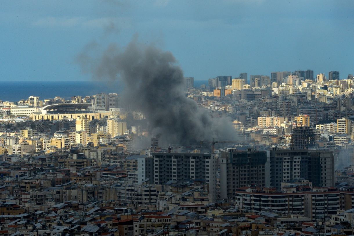 El humo se eleva tras un ataque aéreo israelí en el distrito de Dahieh, al sur de Beirut, Líbano, este lunes. (Foto de Wael Hamzeh de la agencia EFE)