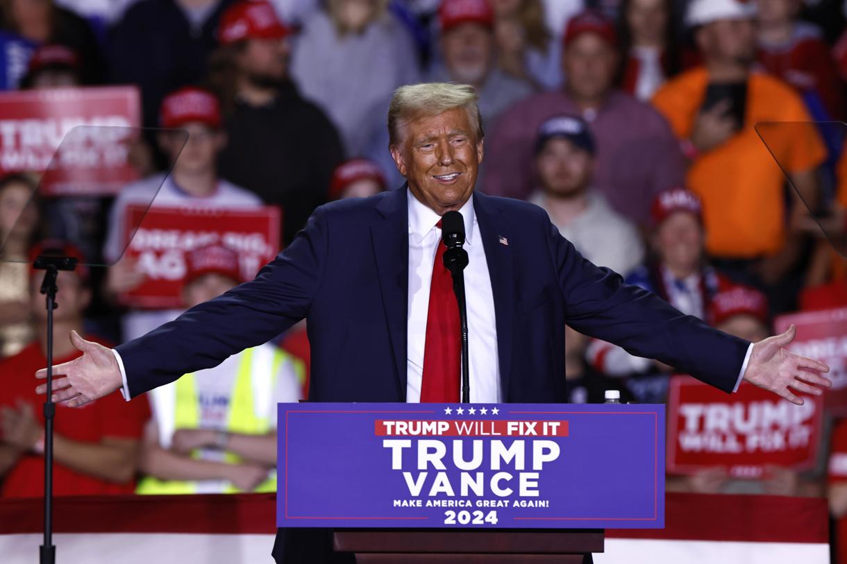 Fotografía que muestra al candidato presidencial republicano y expresidente de EUA, Donald Trump, hablando durante un mitin de su campaña electoral el pasado lunes en Grand Rapids, Michigan (Estados Unidos). (Foto de Cj Gunther de la agencia EFE)