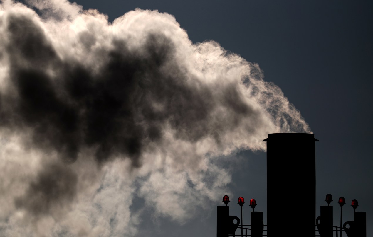 En la imagen de archivo, una columna de humo emerge de una chimenea de la caldera de gas de una vivienda durante un día a 14 grados bajo cero en Moscú (Rusia). (Foto de Maxim Shipenkov de la agencia EFE)