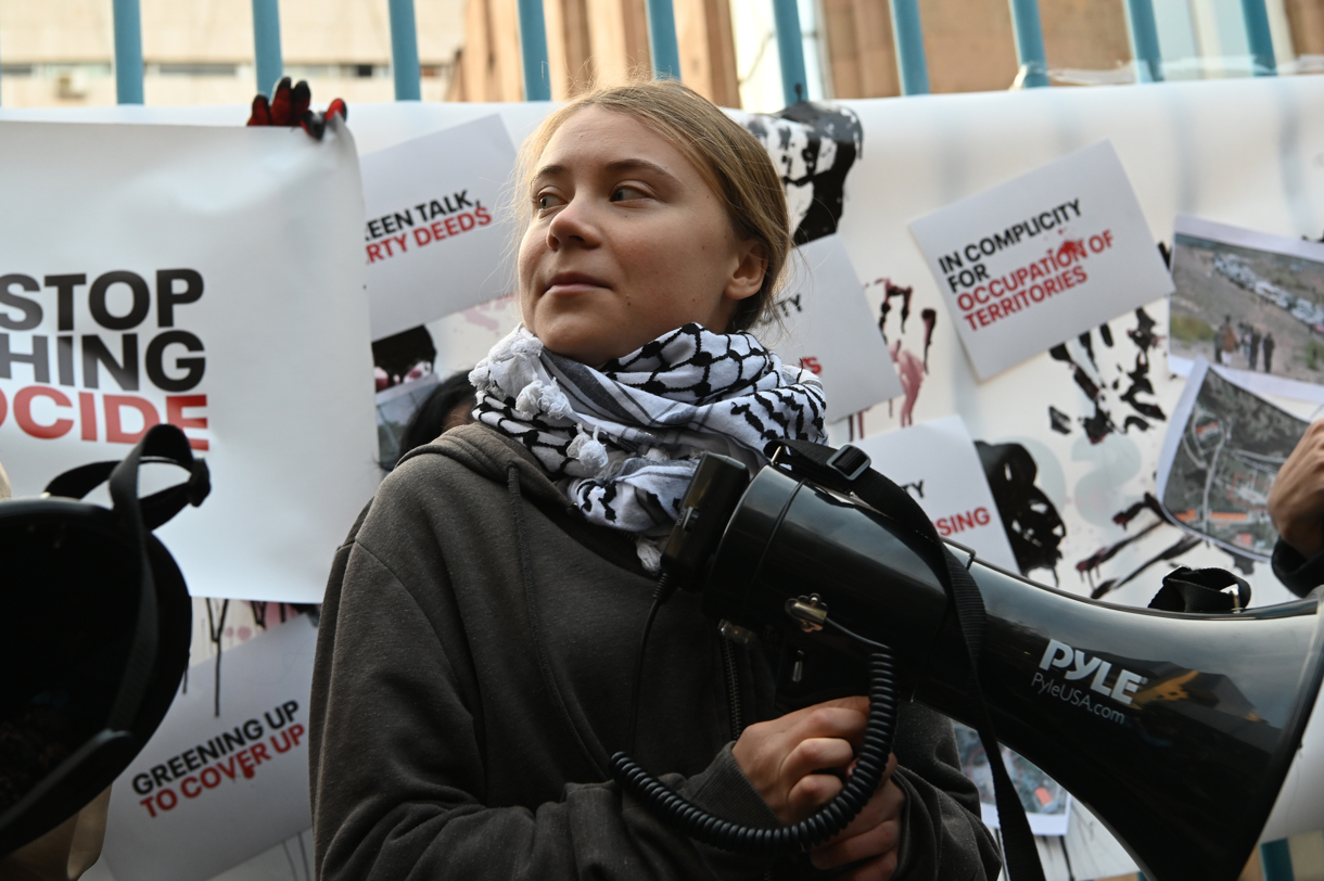 La activista sueca Greta Thunberg protagonizó este viernes un nuevo acto de protesta contra la organización de la cumbre climática COP29. (Foto de Hayk Manukyan Armenpress de la agencia EFE)