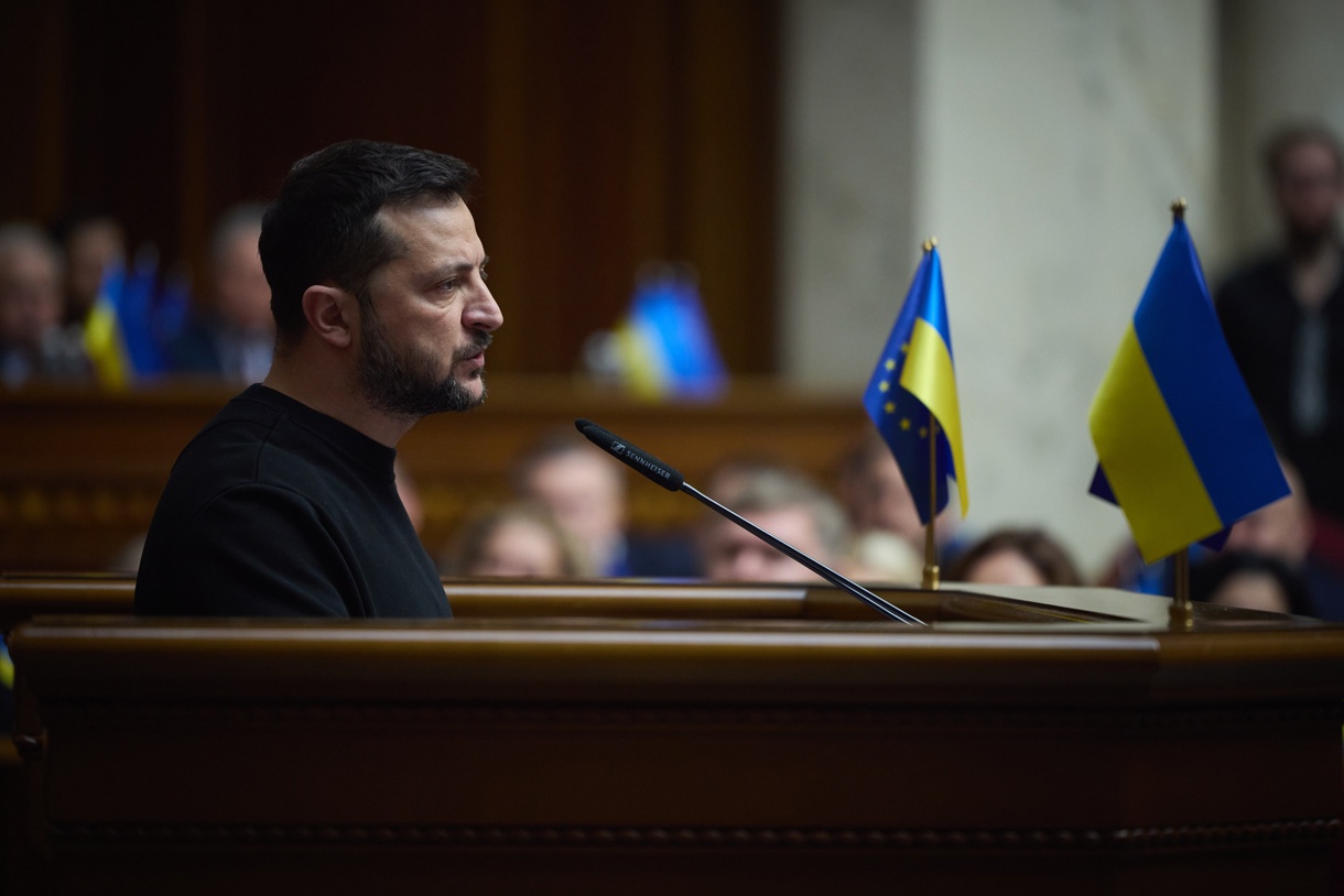 Imagen cedida por el Gobierno ucraniano del presidente Volodimir Zelenski ante el Parlamento de Ucrania. (Foto de agencia EFE/EPA)