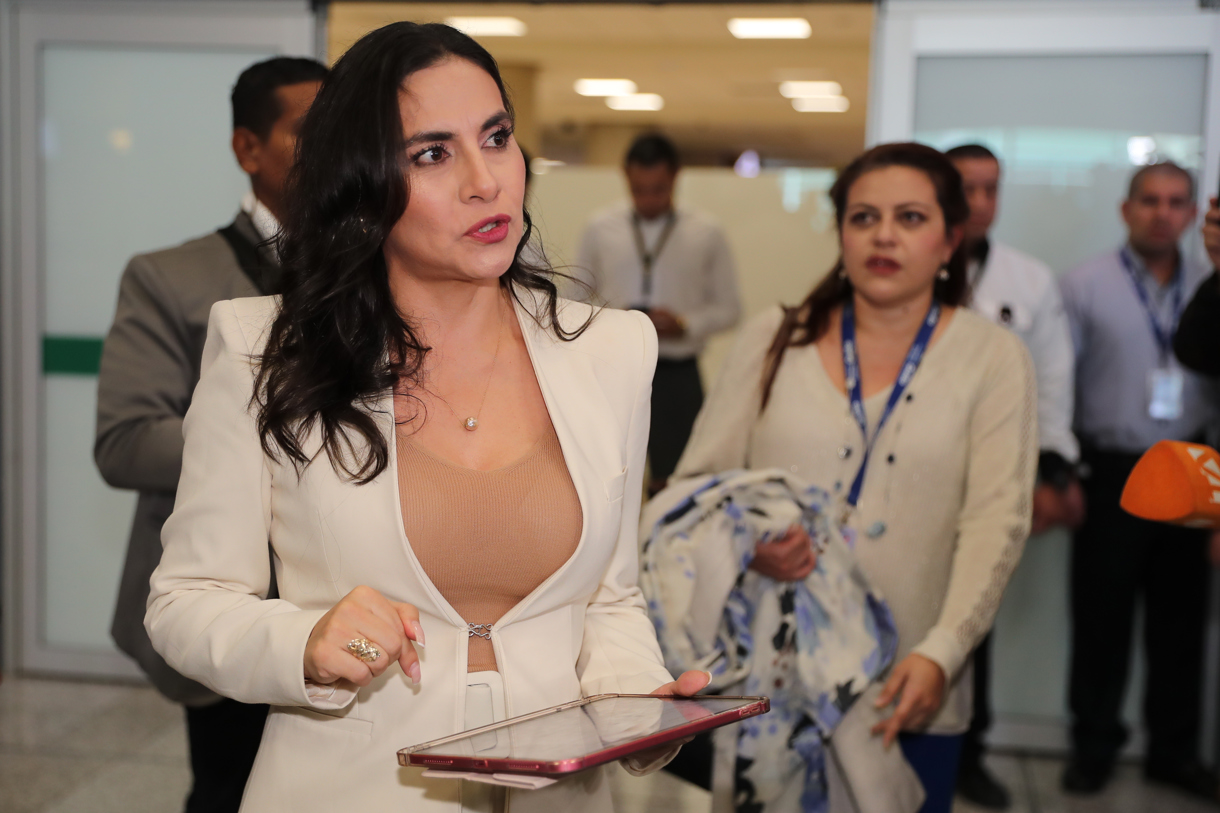 La suspendida vicepresidenta de Ecuador y embajadora en Israel, Verónica Abad, ofrece declaraciones a su llegada este miércoles, al aeropuerto Internacional Mariscal Sucre en Quito (Ecuador). (Foto de José Jácome de la agencia EFE)