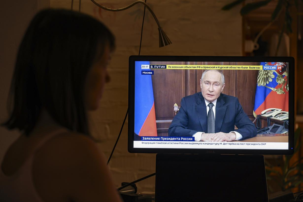 Una persona observa un discurso televisado del presidente ruso Vladimir Putin, en Moscú, Rusia, 21 de noviembre de 2024. (Foto de Sergei Ilnitsky de la agencia EFE/EPA)