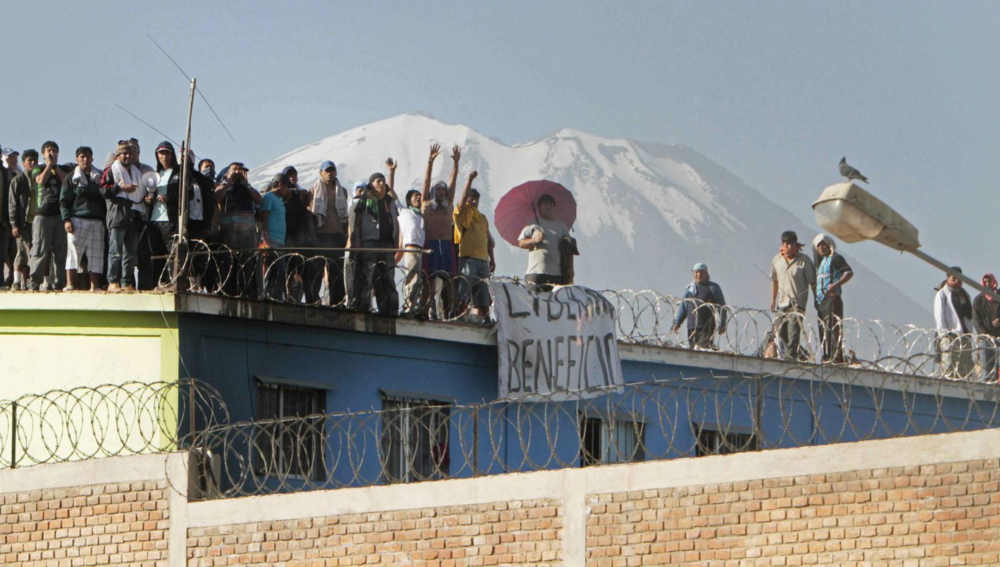 Imagen de archivo que muestra presos que permanecen amotinados en la cárcel peruana de Socabaya, en la región sureña de Arequipa. (Foto de Fredy Salcedo de la agencia EFE)