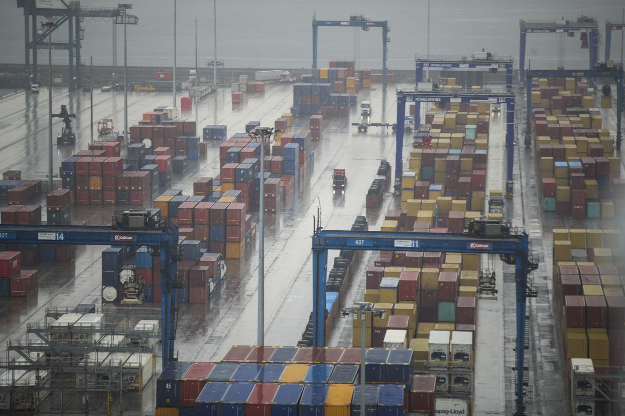 Contenedores este martes en el puerto de Bilbao en una imagen de archivo. (Foto de Luis Tejido de la agencia EFE)