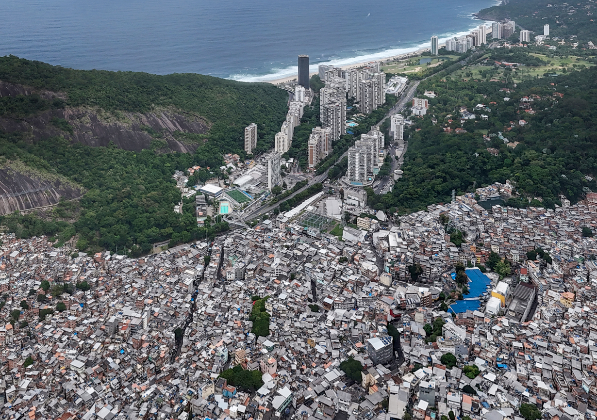 Fotografía aérea fechada el 26 de abril de 2024 que muestra la favela más populosa de Brasil, la Rocinha en Río de Janeiro (Brasil). (Foto de Antonio Lacerda de la agencia EFE)