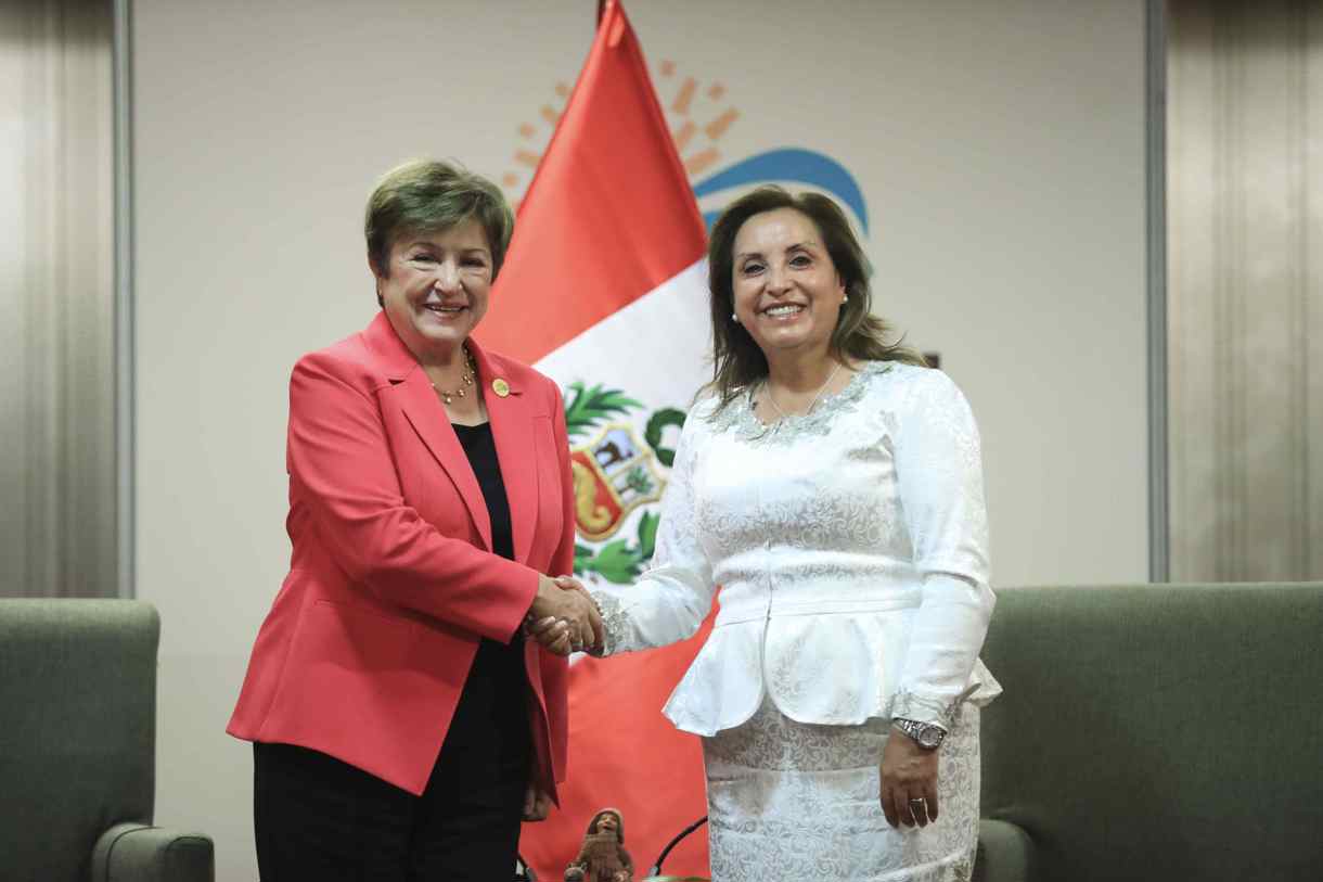 Fotografía cedida por la Presidencia de Perú de la mandataria peruana, Dina Boluarte (d), junto a la directora gerente del Fondo Monetario Internacional (FMI), Kristalina Georgieva, este viernes en Lima. (Foto de la Presidencia De Perú/EFE)