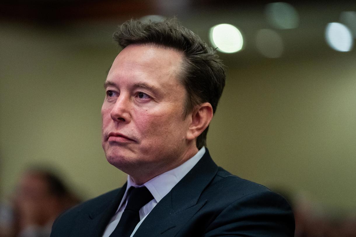 Elon Musk escucha al presidente electo de Estados Unidos, Donald Trump, durante una reunión con los republicanos de la Cámara de Representantes en el Hotel Hyatt Regency, en Washington (EUA). (Foto de Allison Robert de la agencia EFE/EPA)