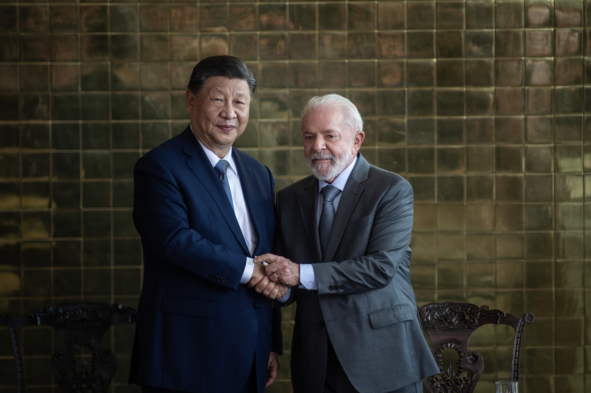 El presidente brasileño, Luiz Inácio Lula da Silva (d), saluda y recibe con honores de Estado a su homólogo chino, Xi Jinping (i) este miércoles en Brasilia (Brasil). (Foto de Andressa Anholete de la agencia EFE)